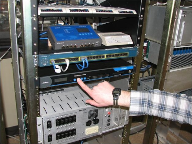 The rack mounted MOXA DA-661-LX with the UC-7420 mounted above it.